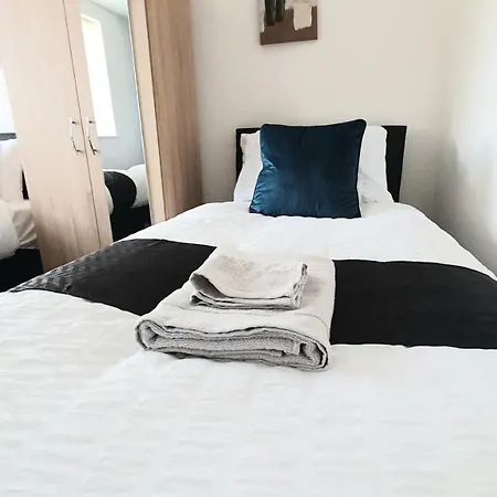 Salford Ark Comfort Stays Near Salford Royal And Trafford Centre-3